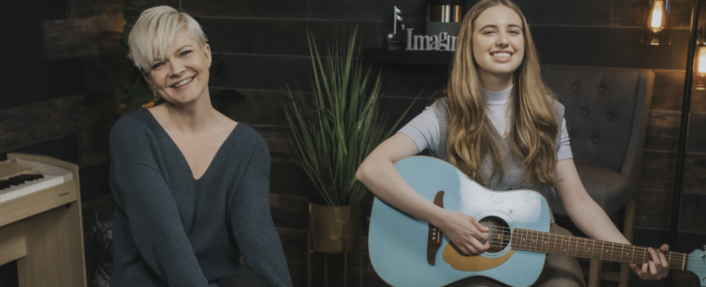 How To Play Guitar Sing At The Same Time Guitareo Riff